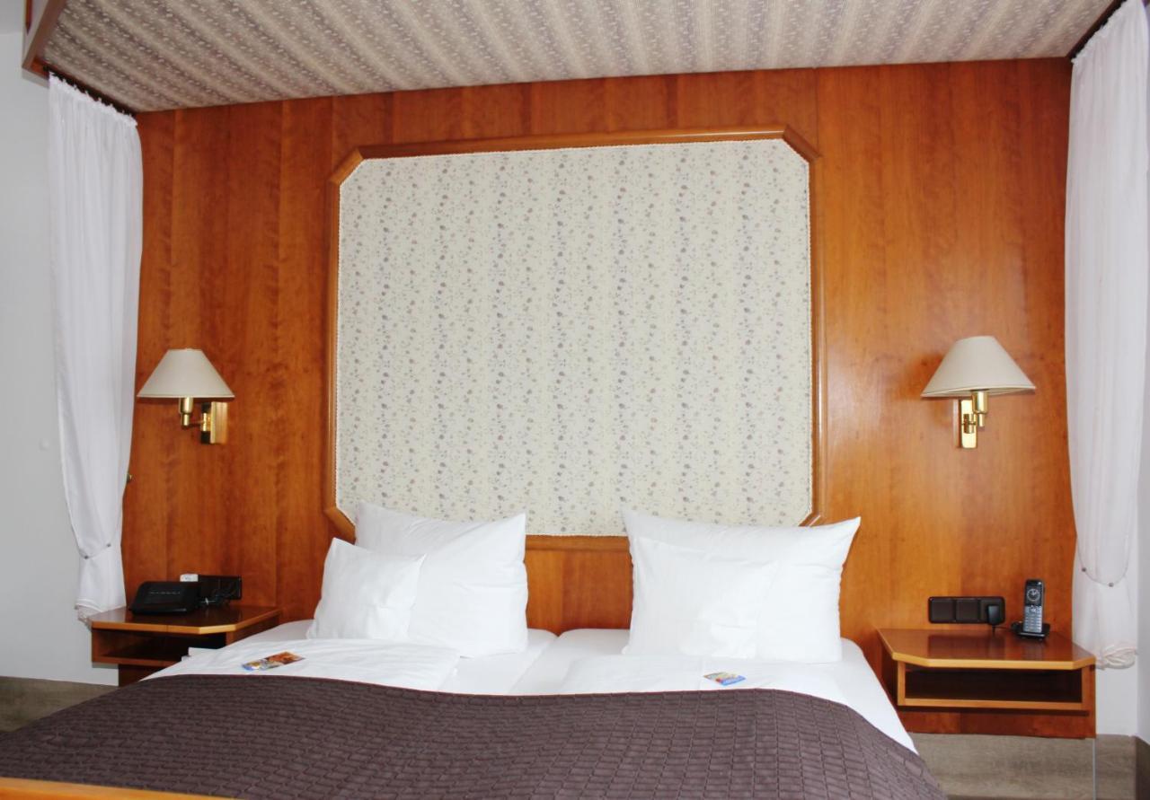 Landhotel Zum Boehm Roth  Bagian luar foto